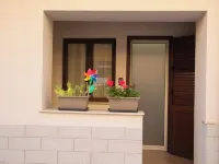 "Comfortable Ground Floor Apartment - Two Steps from the Beach"