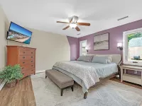 Charming 3-bedroom house close to area beachs, the river and downtown Hotels in Silver Lake