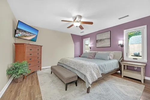 Charming 3-bedroom house close to area beachs, the river and downtown Hotels in Masonboro