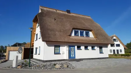 Rügen Flair meets Thatched Charme. Summer house feeling pure in the new thatched cottage Отели в г. Дранске