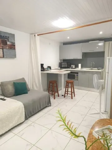 Small, cosy F2 overlooking lush garden. Soothing at the end of the excursion.