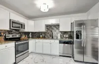 4-bedroom pool house in beautiful West Palm Beach with WiFi, AC. Near Airport! Hotel di Royal Palm Estates