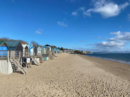 Annedd Lon: 4 Bed house with sea views and a short walk to the beach and village