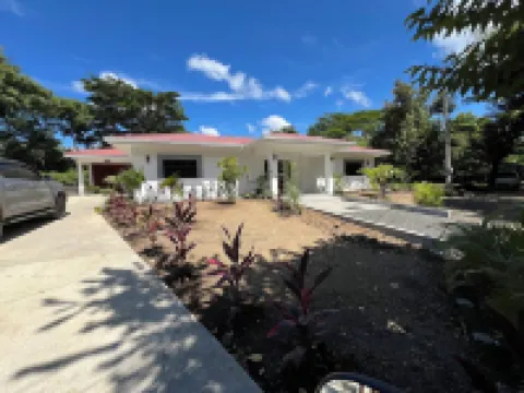 Hacienda Iguana 3 brm 4 bath private house w/pool steps away from Beach club Hotels in 