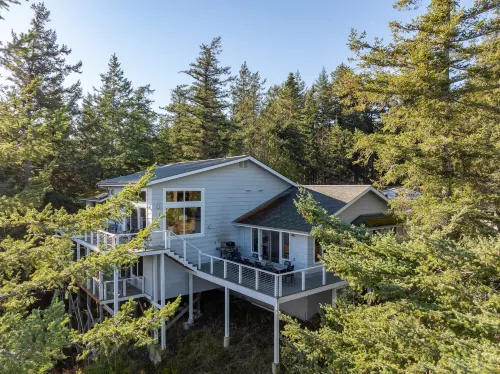 Private Beach, Expansive Decks and Chef's Kitchen - Stunning Coastal Retreat