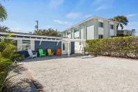 2 bedroom, walk to beach-bikes-kayaks-grill-picnic-hot outdoor shower-beach gear