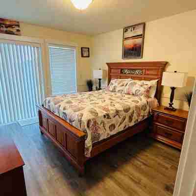 Cozy TownHouse 1/2 Block to Beach Access Rooms