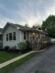 Charming 2-bedroom house in Maywood with WiFi, AC full basement with sofa bed - Homestays