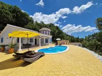 Tower House con Piscina Privada Disponible Todo el Año, a 5 Min. del Pueblo