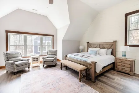 Spacious Luxury Lakefront Home w/ Hottub, Outdoor Sauna, & Gym Near Clemson