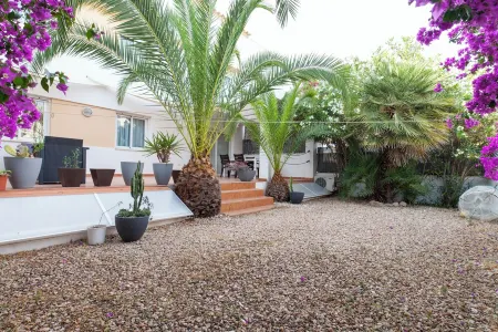 Can Sord- Apartment with large Terrace/Garden.  With A/C and wifi Отели рядом с достопримечательностью «Форментера»