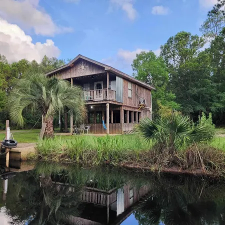 Charming 1-bedroom house with WiFi, AC on the Bayou in beautiful Bay St. Louis