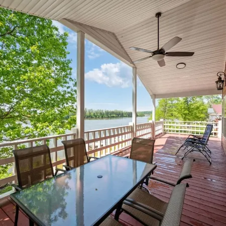 A Gem on the Beautiful Tennessee River: Perfect for gatherings and Retreats