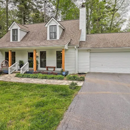 Highlands Cottage w/ Sunroom ~ 1 Mile to Downtown!