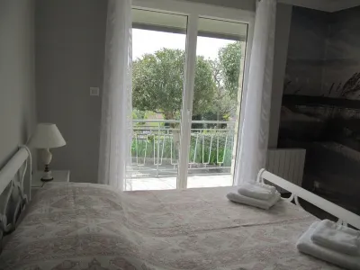 2-room apartment, bathroom wc, small terrace, free parking, Wifi, Tv Canal+. Hotels near Ô'Zen