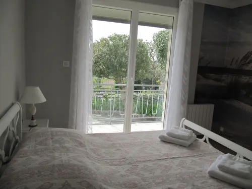 2-room apartment, bathroom wc, small terrace, free parking, Wifi, Tv Canal+. Hotels in Vence