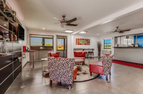 Econo Lodge Inn & Suites