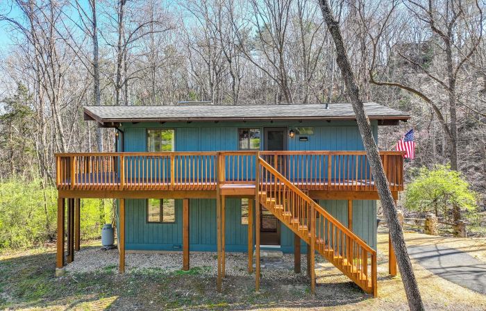 McGaheysville Vacation Rental Yard and Fire Pit!