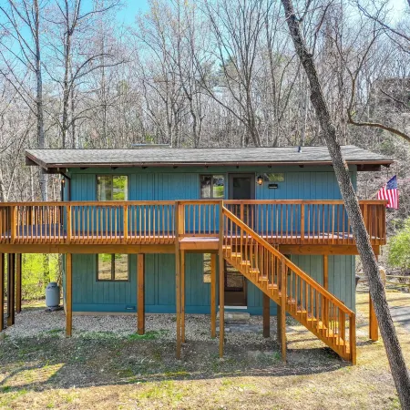 McGaheysville Vacation Rental Yard and Fire Pit!