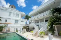 Treetops Hotel - Beach resorts