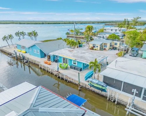 Charming Waterfront Cottage on peaceful Matlacha!  FULL RENOVATION DECEMBER 2024 Hotels in Matlacha