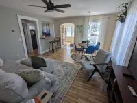 Charming & Relaxing Two Bedroom Upper Apartment in the Heart of Fredonia Hoteles en Fredonia