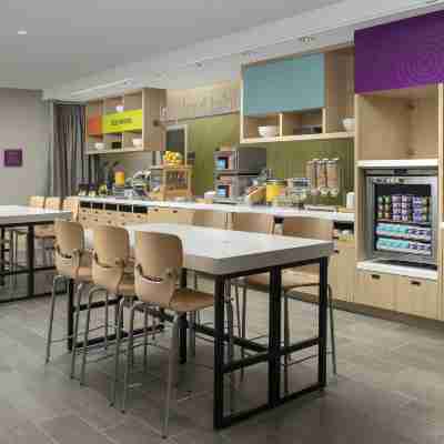 Home2 Suites by Hilton Edison Dining/Meeting Rooms