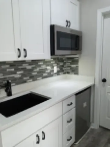 GORGEOUS 1 BEDROOM WITH FREE WIFI & STREET PARKING