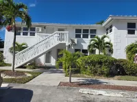 Charming 2-bedroom condo in Freeport with WiFi, AC. Steps to Coral Beach