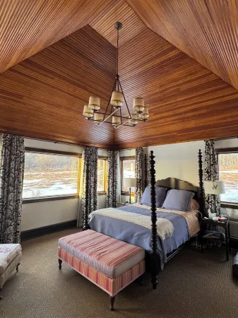 A BEAUTIFUL 3 BEDROOM/2.5 BATH HILLTOP HOME IDEAL FOR GREAT ESCAPES,