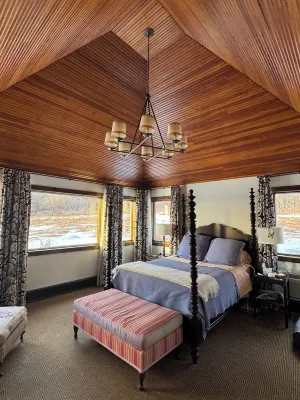 A BEAUTIFUL 3 BEDROOM/2.5 BATH HILLTOP HOME IDEAL FOR GREAT ESCAPES,