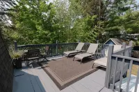 Walloon Lake Hideaway - Spacious Retreat, Steps to Lake Access, Dining & Village Các khách sạn ở Walloon Lake