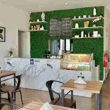 The Diamond Suite 15 mins from the airport for family, friends and Holiday relax Dining/Meeting Rooms