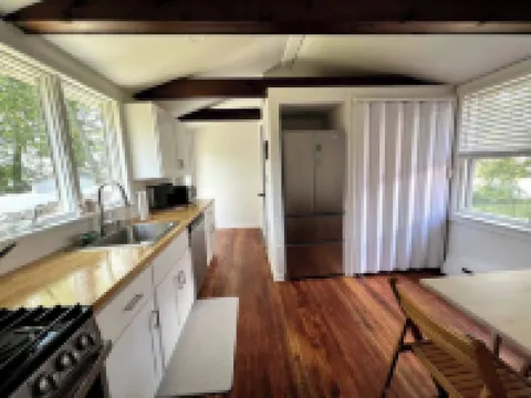 Charming 2-BRM Cottage in Tranquil Island Heights - Steps from the River