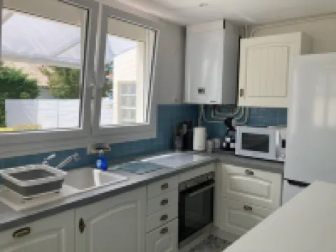 Authentic Charming 2 Bedroom House with Garden near City Center 索容酒店