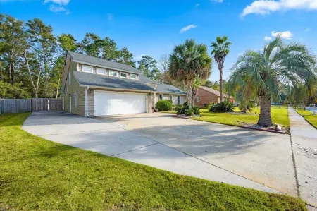 New! Cozy 4bd with pool in Summerville