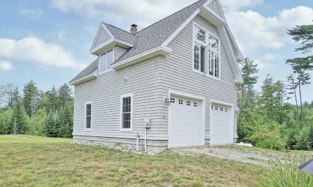 Sun-lit, 2 Bedroom Guest cottage on 27 Acres in Freeport