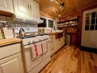 Charming 2-bedroom cabin in enchanting Gilboa with WiFi