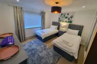 Spacious home with sea view, parking (EV garden Hotels in Mousehole