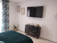 Spacious, bright studio with terrace in a quiet residence 뀨헤 가든 주변 호텔