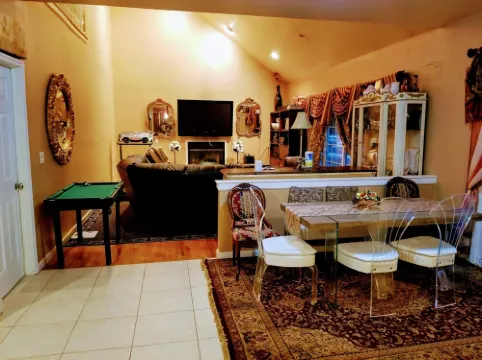 Spacious 5-bedroom house with AC and  room in charming Huntington/ Dix Hills 亨廷頓屯酒店