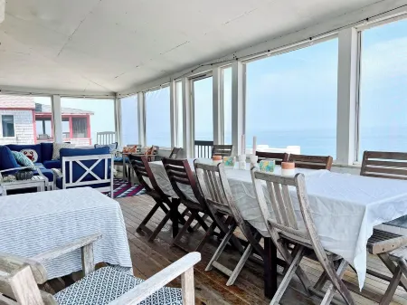 Oceanside - 4 Bedroom Family-Friendly Oceanfront Home Отели в г. Сайчуат