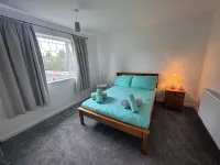 Thorpe Guest House 4 bedroom 2 bathroom near London Heathrow Airport Hotels in Staines