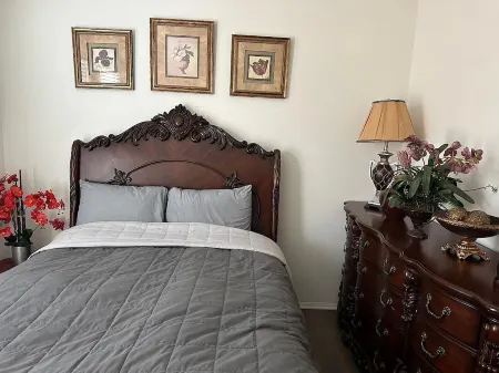 Charming Casita with private entrance in beautiful and secure neighborhood. Отели рядом с достопримечательностью «Парк Спирит»