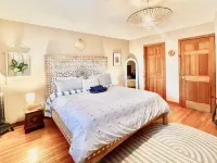 Enchanting Lake front chalet with backyard and fire pit. Dog friendly. Hotels in Kent