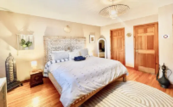 Enchanting Lake front chalet with backyard and fire pit. Dog friendly.