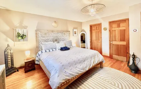 Enchanting Lake front chalet with backyard and fire pit. Dog friendly.