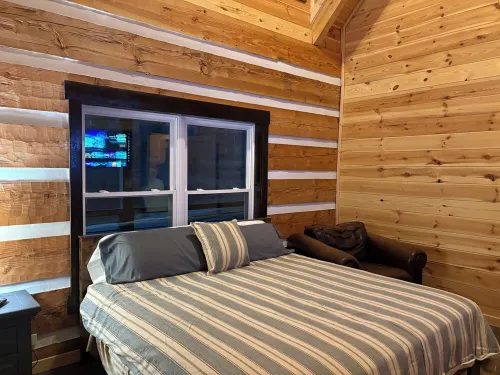 Custom 3-bedroom log cabin near 2 marinas on Dale Hollow, Sunset & Star Point.