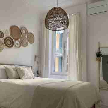 Chic & modern for groups & families-10 guests, in city center with 2 balconies Rooms