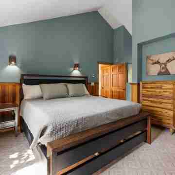 Freshly remodeled 3 bedroom condo with private hot tub!! Rooms